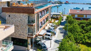 A coastal hotel with a pool, outdoor seating, and a view of the sea. - Ma-Si Urla Hotel (Urla)