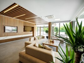 Área de estar no saguão