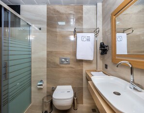 Standard Triple Room | Baño | Ducha y cabezal de ducha con hidromasaje