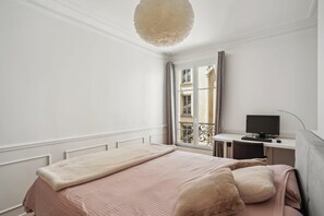1 bedroom, desk, iron/ironing board, internet - Le XVIe Chic (Paris)
