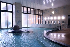 Banheira, toalhas de banho