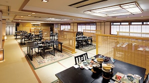 A traditional Japanese restaurant with tatami mat flooring, low tables, and sliding doors. - LiVEMAX RESORT Isawa Onsen (Fuefuki)