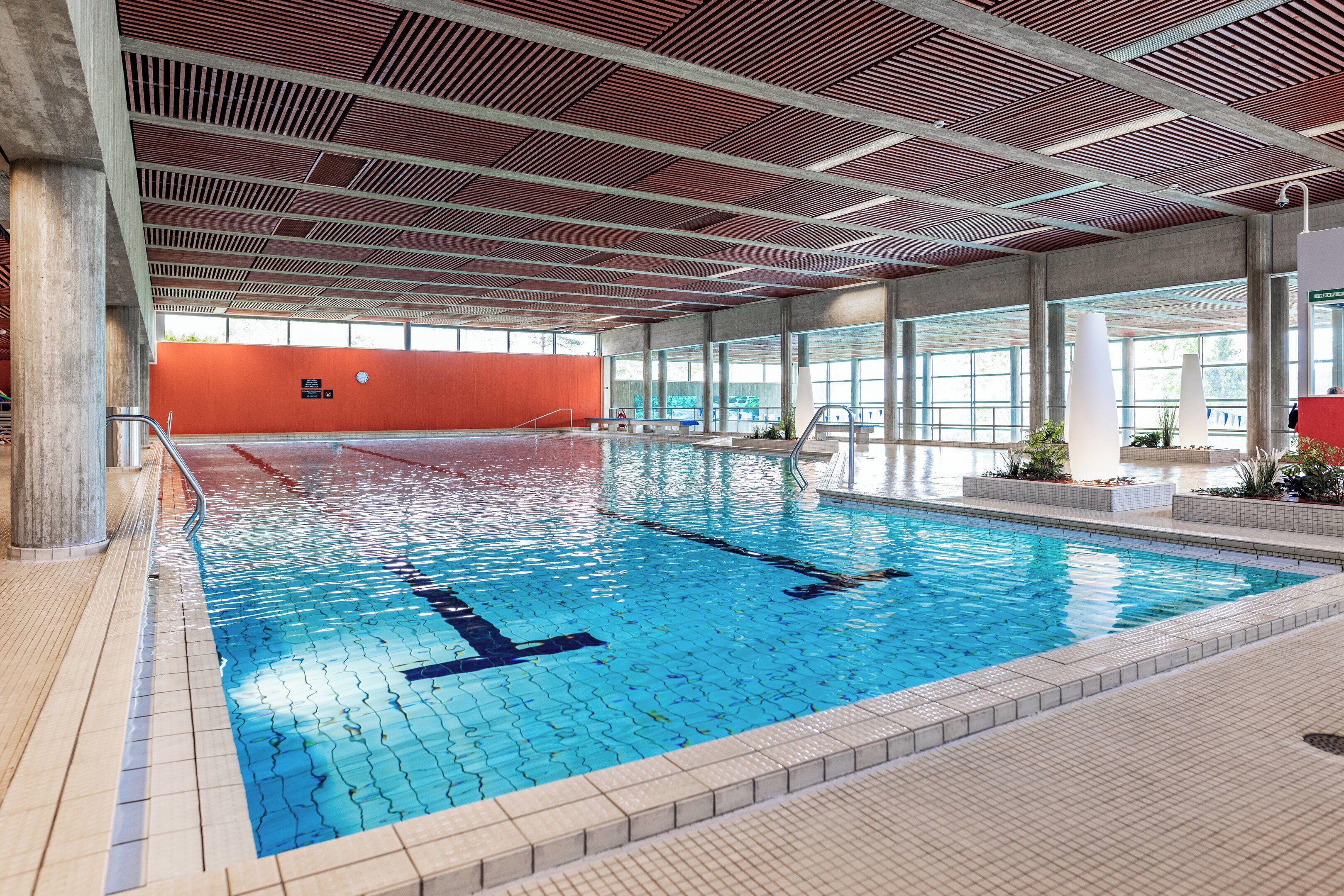 美體療程、身體去角質、臉部療程、美甲與護足、按摩服務