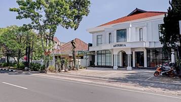 Vista frontal de la propiedad