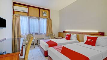 1 habitación, escritorio y espacio para trabajar con laptop