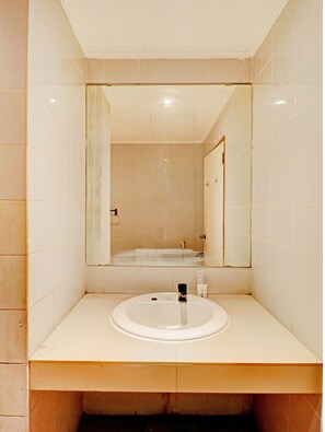 Habitació amb dos llits individuals Deluxe | Bany | Articles de tocador gratuïts, tovalloles, sabó i xampú