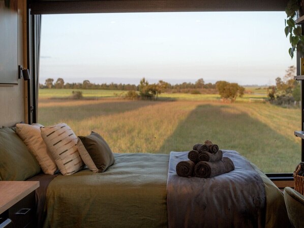 1 bedroom, bed sheets