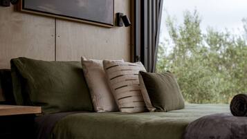 1 bedroom, bed sheets
