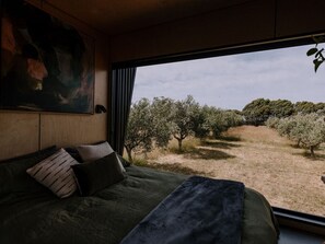 1 bedroom, bed sheets