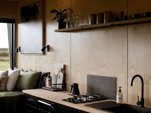 Fridge, stovetop, coffee/tea maker, cookware/dishes/utensils - Michael the Tiny Cabin in Esperance (Esperance)