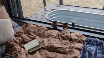 1 bedroom, bed sheets