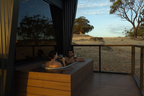 Outdoor spa tub - Grace the Tiny Cabin in Avon Valley (Toodyay)