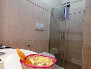 Haartrockner, Handtücher, Seife, Shampoo
