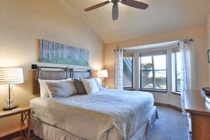 3 soverom, strykejern/-brett, reiseseng for barn og wi-fi (inkludert)