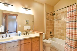 Dusj, hårføner, håndklær og sjampo