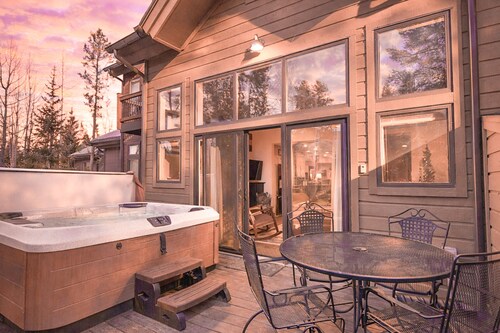 Village Point Buffalo Townhome • Private Hot Tub • Near Quick Silver Lift, In Breck