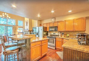 Fridge, microwave, oven, dishwasher - Village Point Buffalo Townhome • Private Hot Tub • Near Quick Silver Lift, In Breck (Breckenridge)