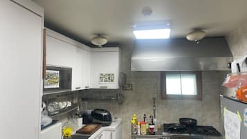 Frigobar, microondas, utensilios de cocina y congelador