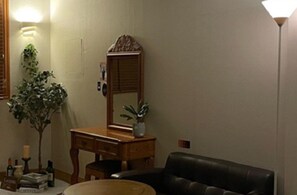 35-inch TV with digital channels, Netflix, streaming services - Linden Guest House (Jeju City)