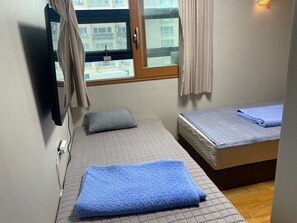 Individually decorated, individually furnished, laptop workspace - Linden Guest House (Jeju City)