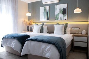 Escritorio, tabla de planchar con plancha, wifi gratis y ropa de cama 