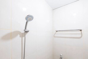 Shower, towels, shampoo