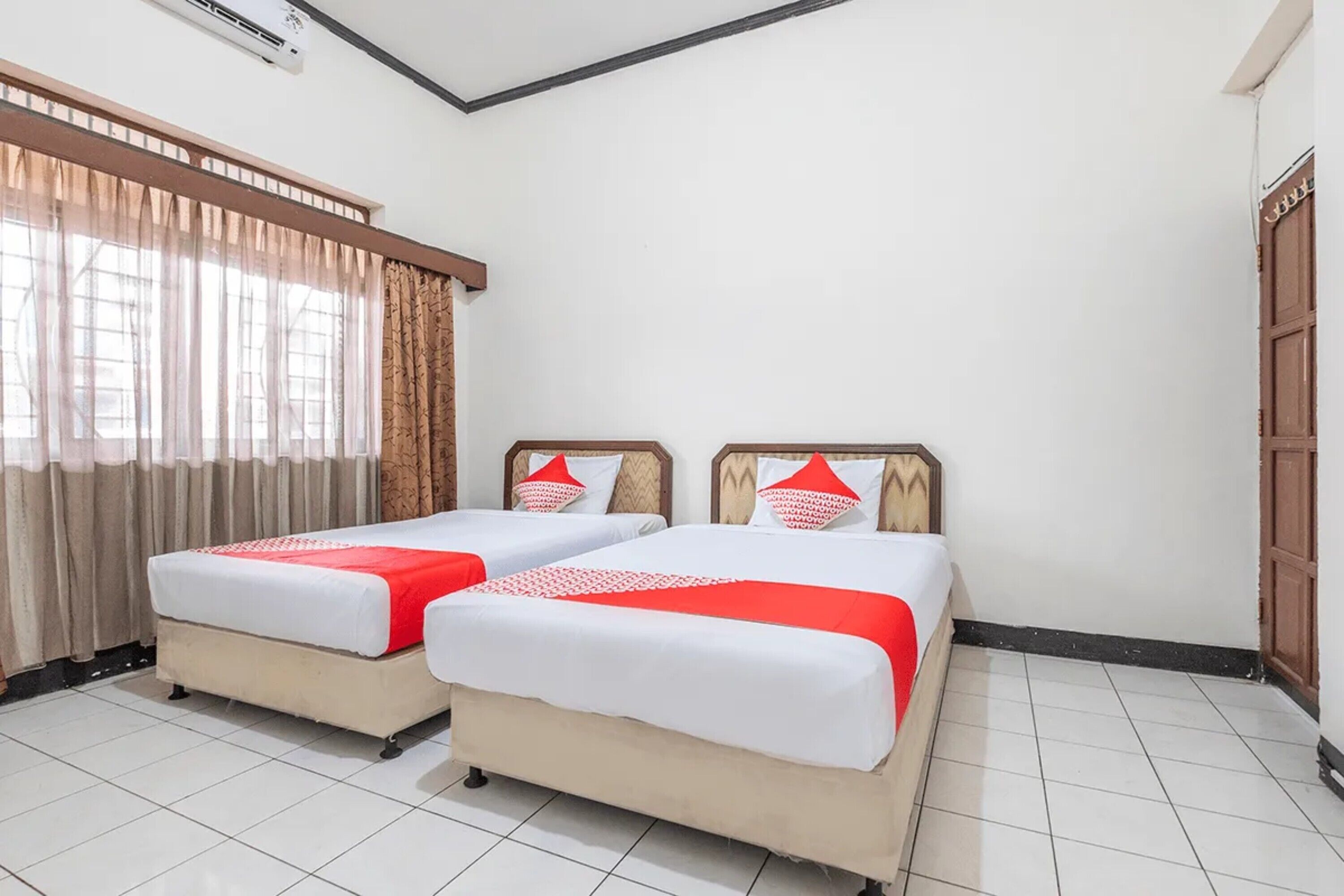 deluxe twin room | desk, laptop workspace, free wifi, bed sheets