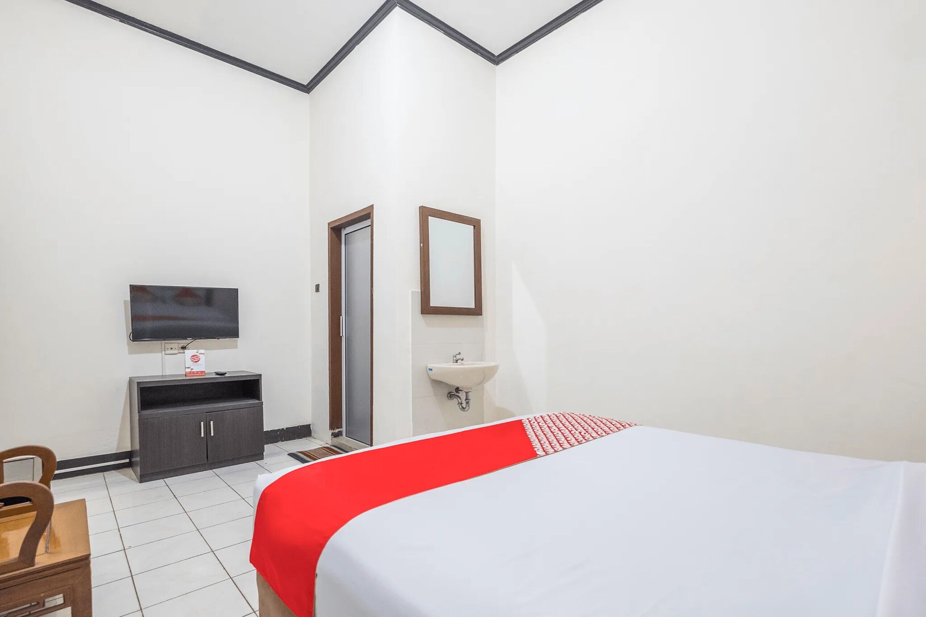 deluxe double room | desk, laptop workspace, free wifi, bed sheets