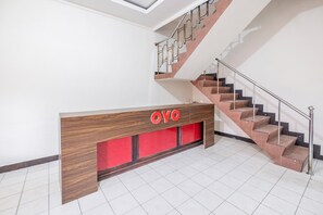 Reception - Hotel O Transit 1 (Makassar)