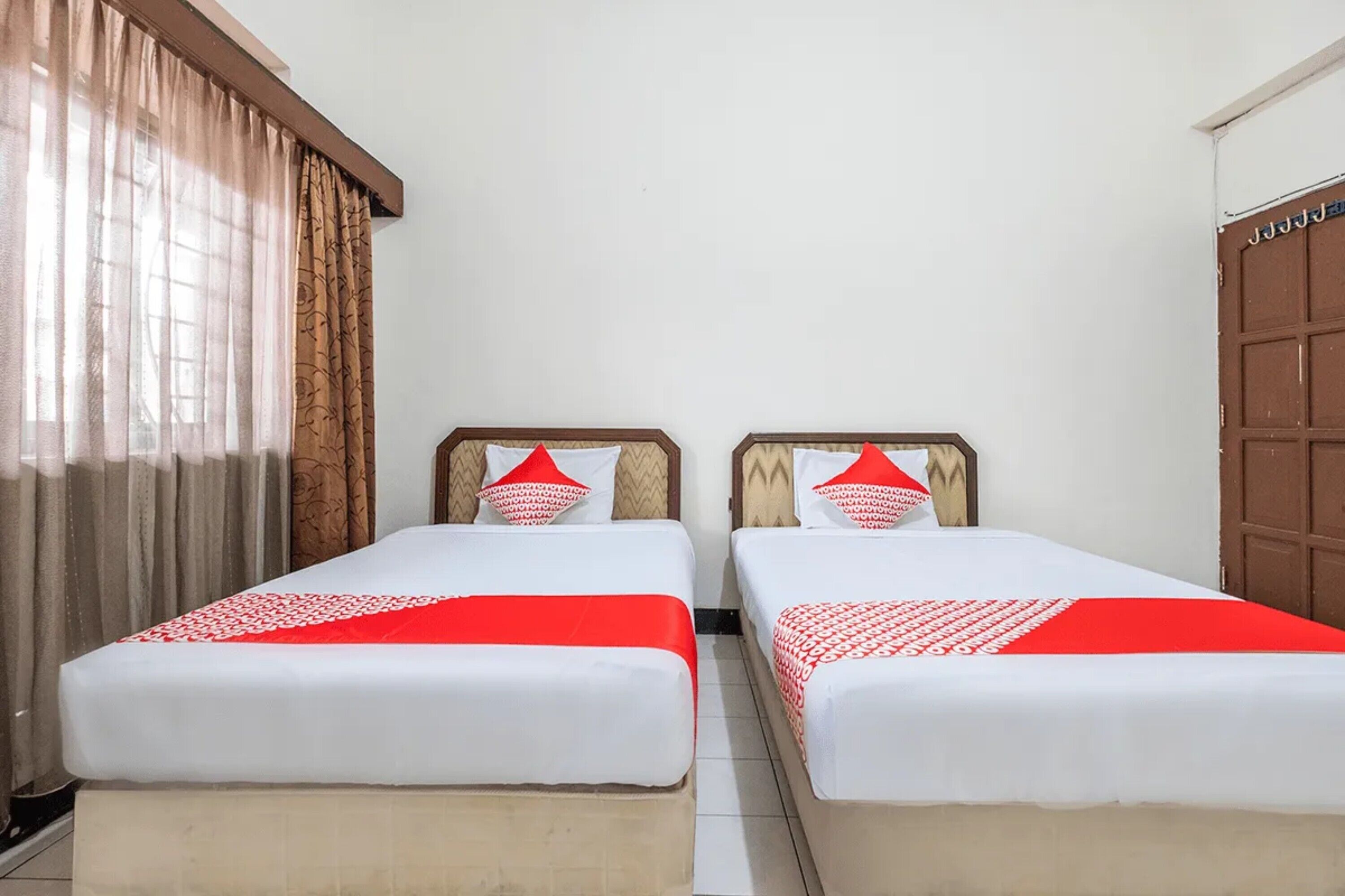 deluxe twin room | desk, laptop workspace, free wifi, bed sheets