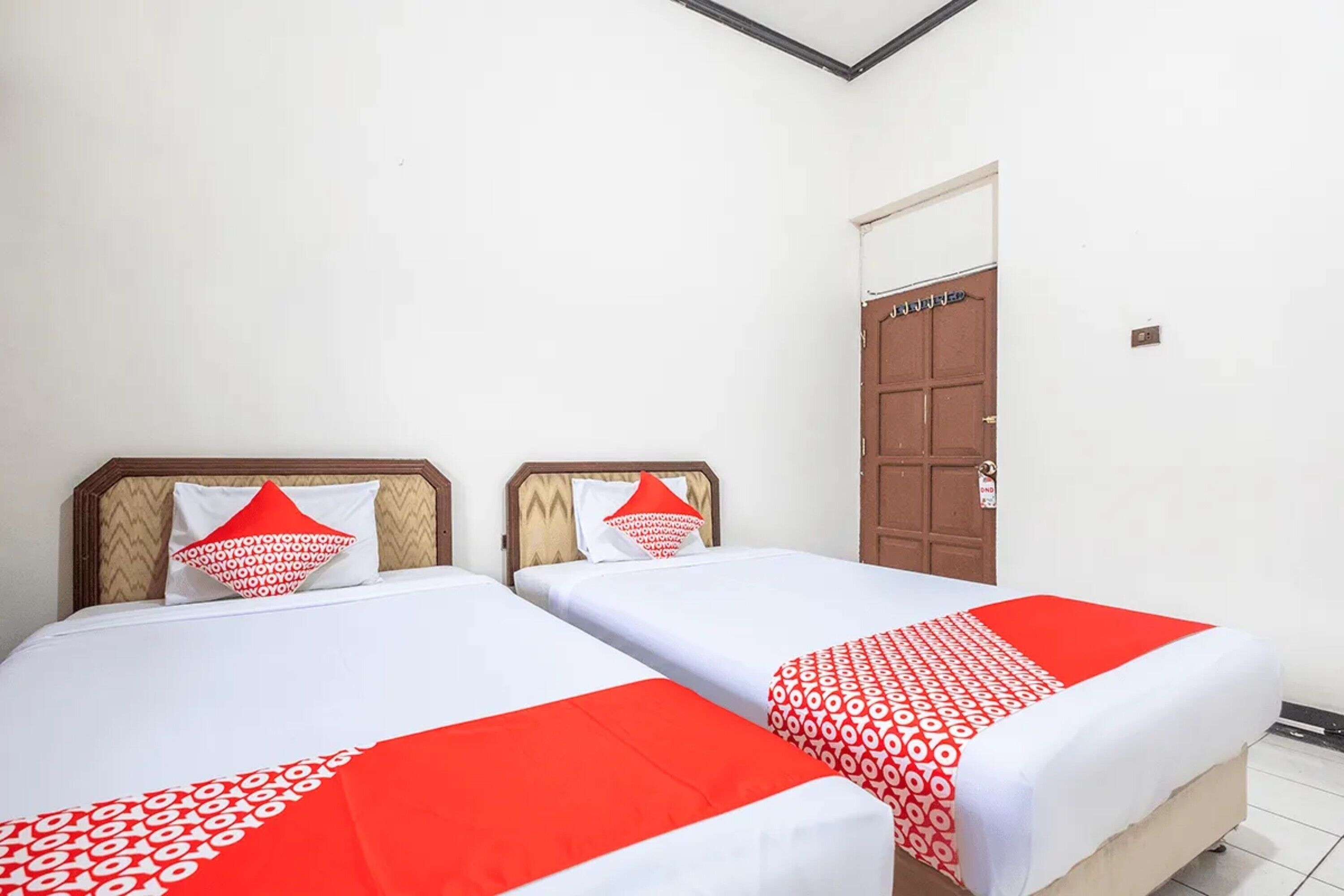 deluxe twin room | desk, laptop workspace, free wifi, bed sheets