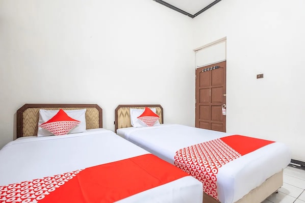 Deluxe Twin Room | Desk, laptop workspace, free WiFi, bed sheets