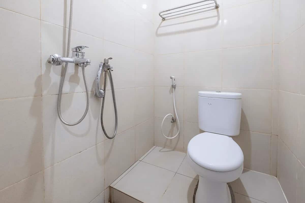 deluxe twin room | bathroom | shower, towels, shampoo