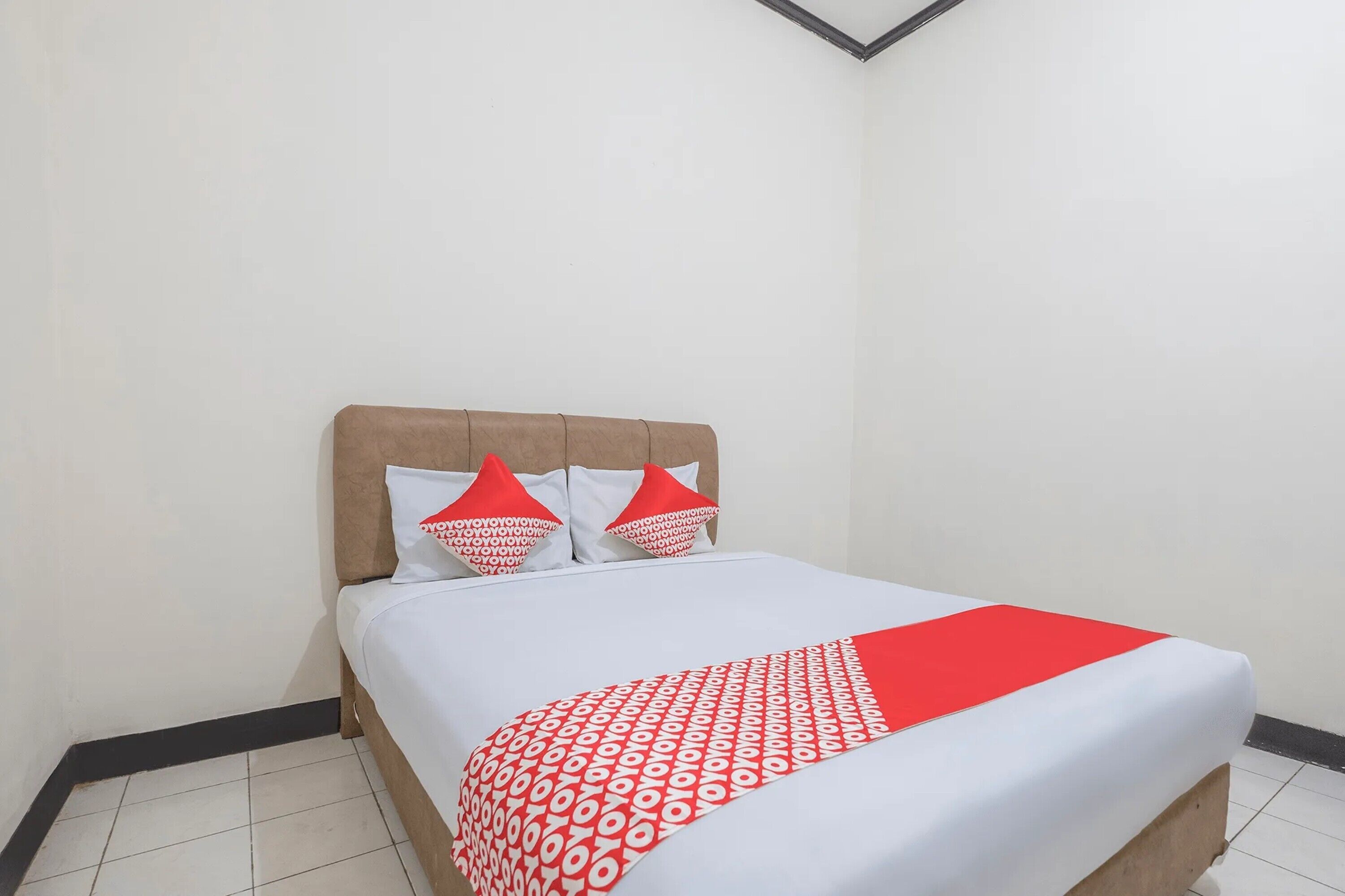 deluxe double room | desk, laptop workspace, free wifi, bed sheets