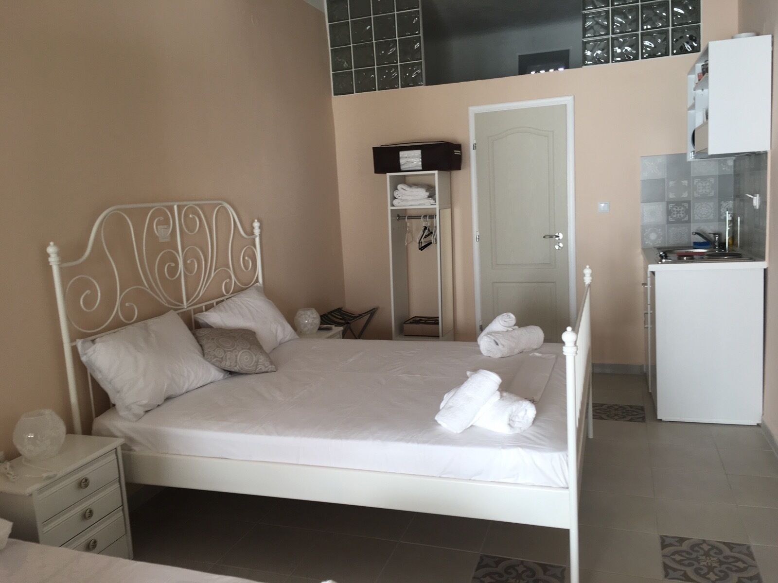 房內夾萬、書桌、遮光窗簾/窗簾、隔音