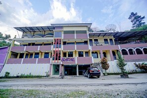 Front of property - OYO 90331 Hotel Toba Shanda (Sei Pinang)