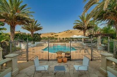 Spacious studio in Hollister