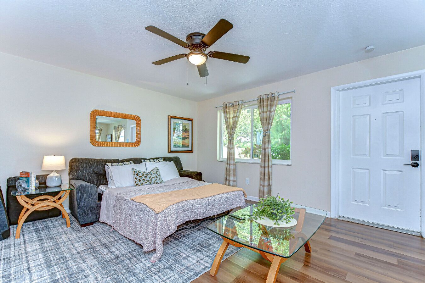 1 slaapkamer, een bureau, een strijkplank/strijkijzer, reisbedje