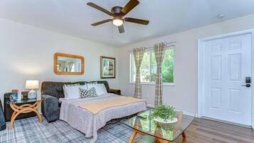 1 slaapkamer, een bureau, een strijkplank/strijkijzer, reisbedje