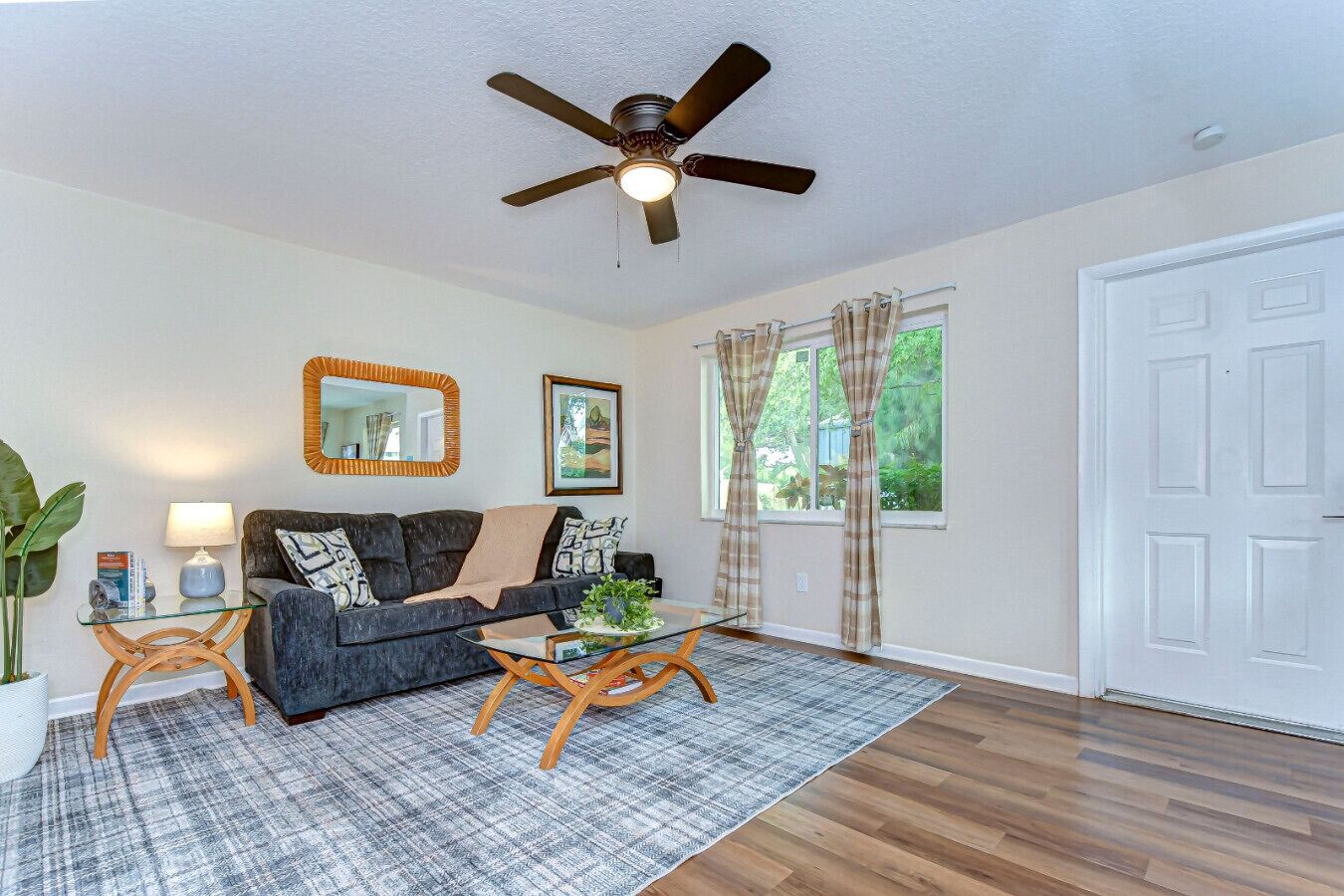 Smart-tv, boeken en een kantoor