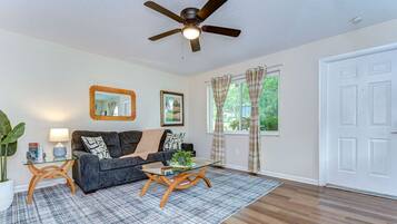 Smart-tv, boeken en een kantoor