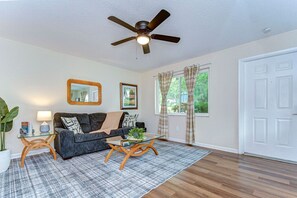 Älytelevisio, kirjoja, työhuone