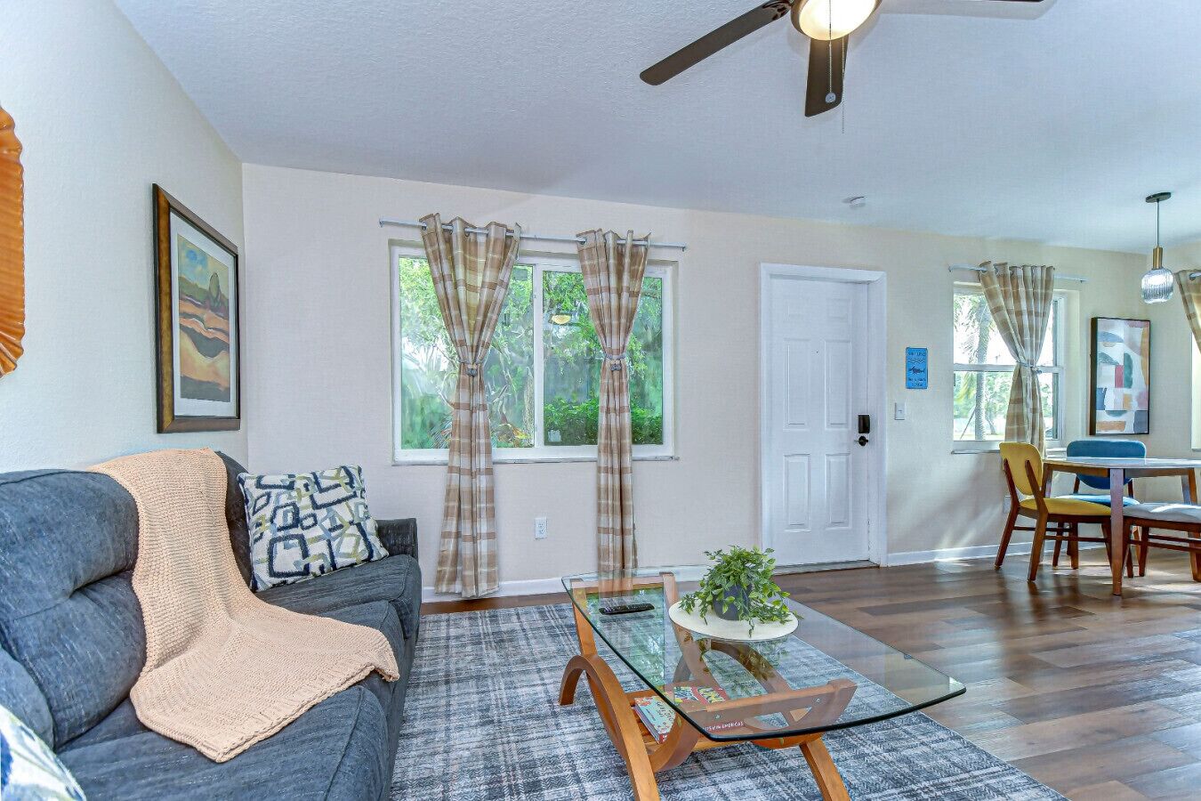 Smart-TV, bøker og kontorer