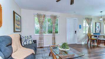 Smart-TV, bøker og kontorer