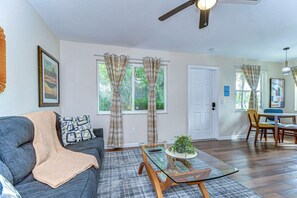 Älytelevisio, kirjoja, työhuone