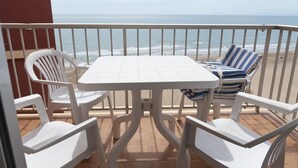 A balcony with white plastic chairs and a table, overlooking the sea. - EL RACO, A-8º-16 (Cullera)