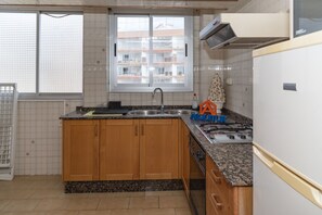 Kühlschrank, Mikrowelle, Ofen, Kochgeschirr/Geschirr/Besteck