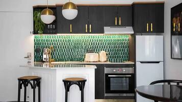 Frigorífico, microondas, horno y placa de cocina