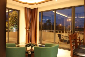 Luxury Studio Suite, 1 Bedroom | Living area