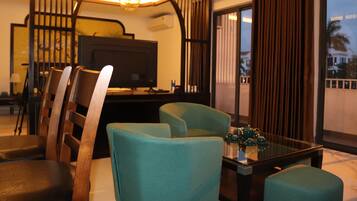 Luxury Studio Suite, 1 Bedroom | In-room dining